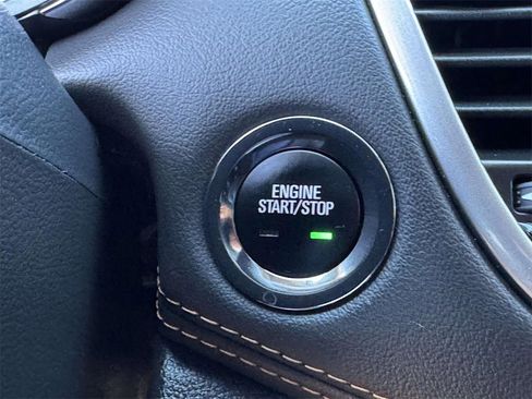 Used 2021 Chevrolet Trax LT w/ LT Convenience Package image 8