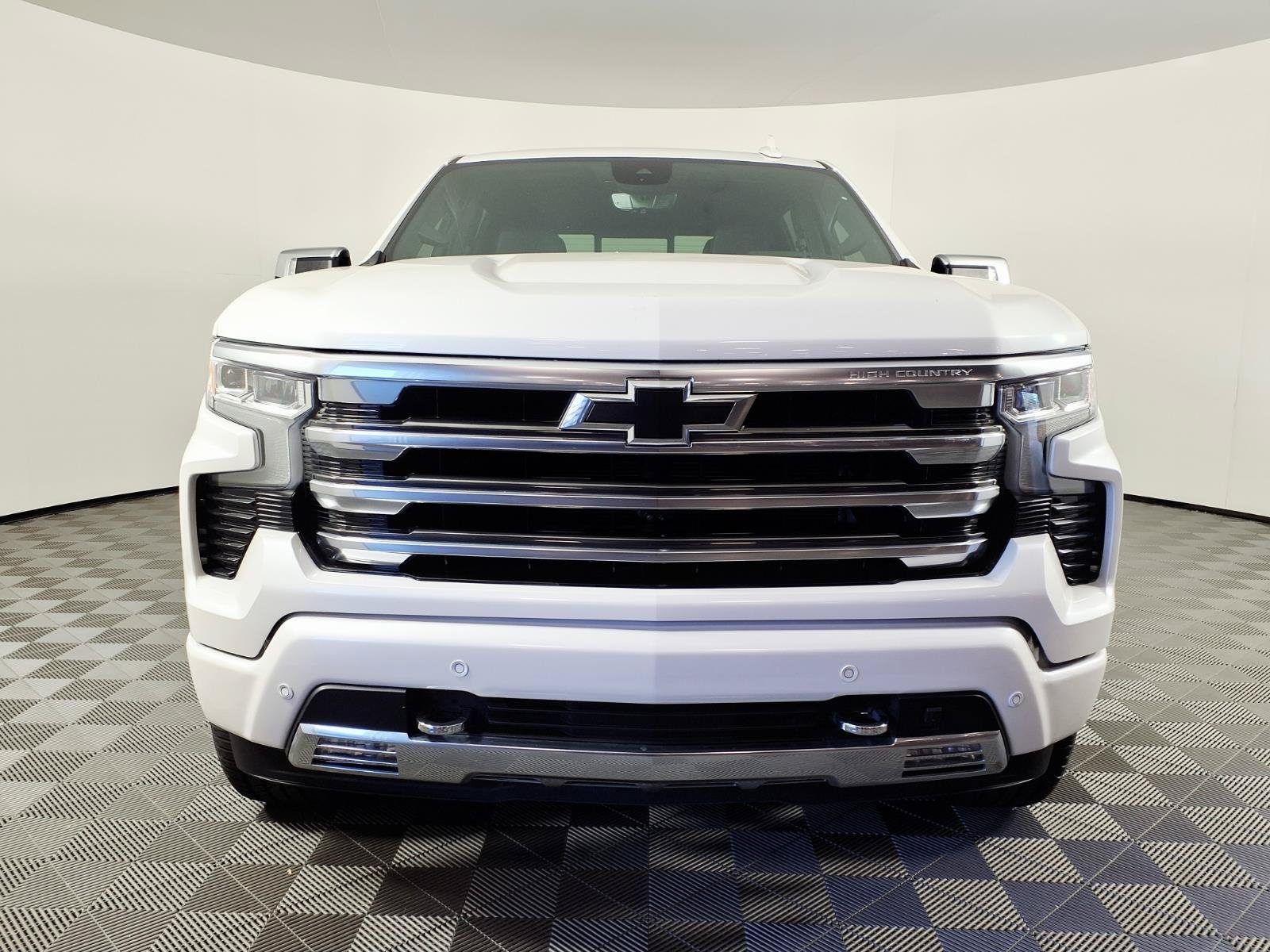 Used 2023 Chevrolet Silverado 1500 High Country w/ High Country Premium Package AWD/4WD image 2