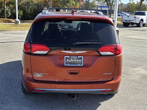 Used 2018 Chrysler Pacifica Limited w/ Tire & Wheel Group image 3