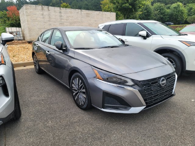 Used 2024 Nissan Altima 2.5 SV FWD image 3