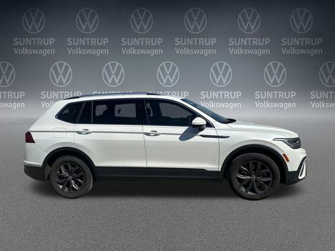 Used 2023 Volkswagen Tiguan SE w/ Panoramic Sunroof Package FWD image 39