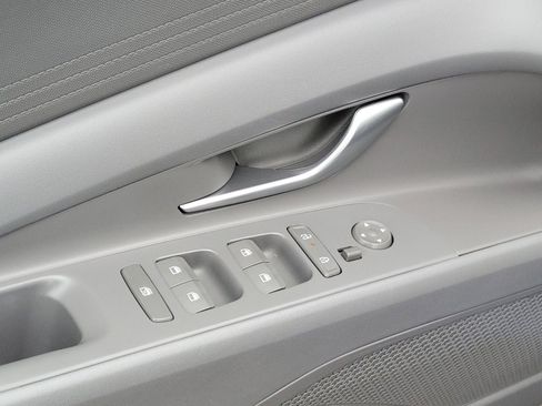 Certified 2025 Hyundai Elantra SE w/ Cargo Package image 17