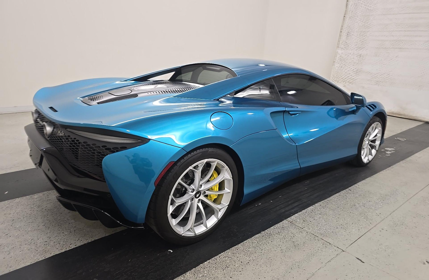 Used 2024 McLaren Artura RWD image 4