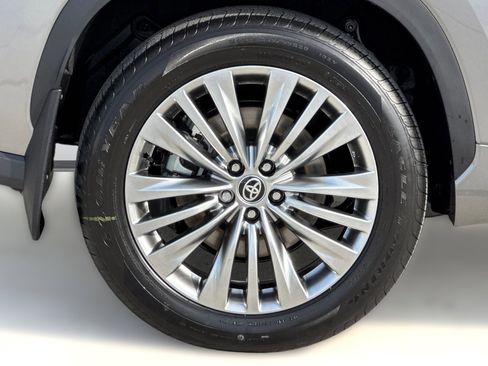 New 2026 Toyota Highlander Platinum image 10