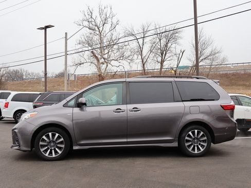 Used 2020 Toyota Sienna LE image 4