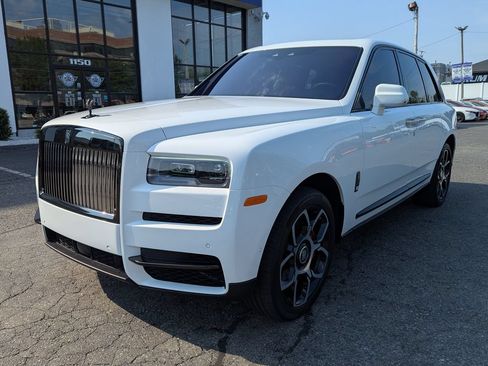 Used 2022 Rolls-Royce Cullinan Black Badge AWD/4WD image 2