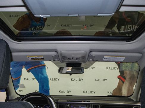 Used 2018 Toyota RAV4 XLE image 14