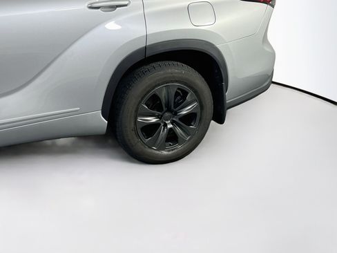 Used 2022 Toyota Highlander XLE AWD/4WD image 31