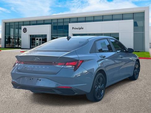 Used 2022 Hyundai Elantra SEL image 3