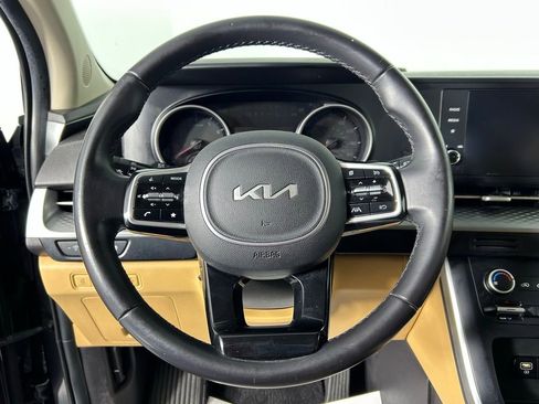 Used 2022 Kia Carnival LX image 25