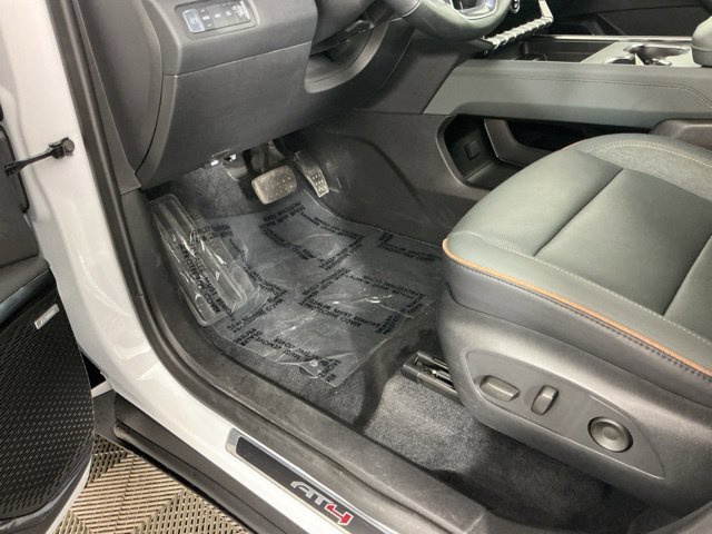 Used 2025 GMC Acadia AT4 w/ Luxury Package AWD/4WD image 17