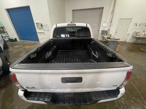 Used 2016 Toyota Tacoma Limited w/ Towing Package image 5