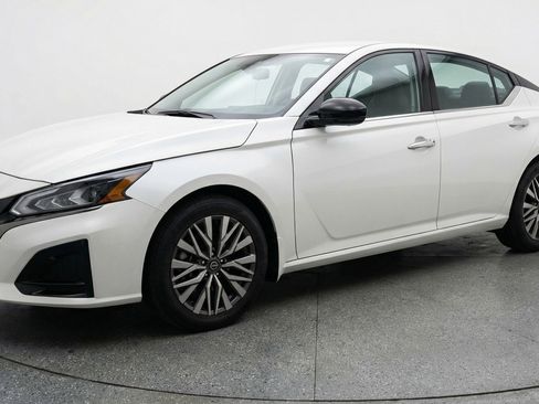 Used 2025 Nissan Altima 2.5 SV image 3