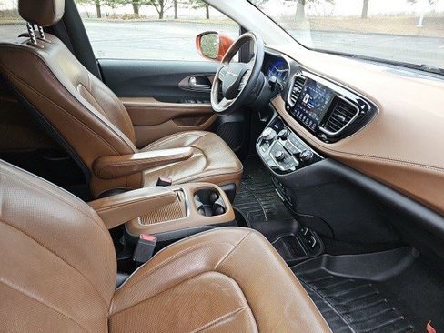 Used 2018 Chrysler Pacifica Limited w/ Tire & Wheel Group image 11