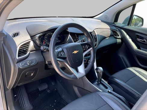 Used 2020 Chevrolet Trax LT w/ Driver Confidence Package FWD image 17