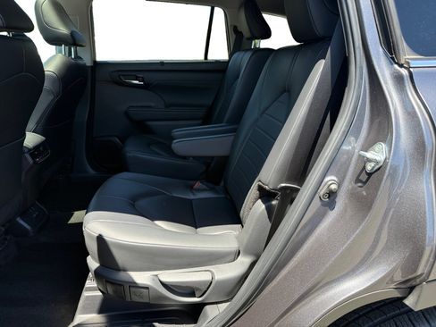 Used 2024 Toyota Highlander XLE AWD/4WD image 16