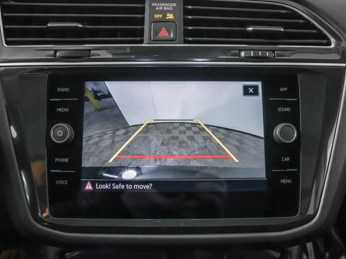 Used 2023 Volkswagen Tiguan SE w/ Panoramic Sunroof Package image 8