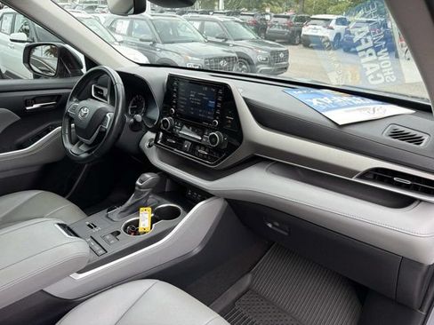 Used 2022 Toyota Highlander XLE FWD image 18