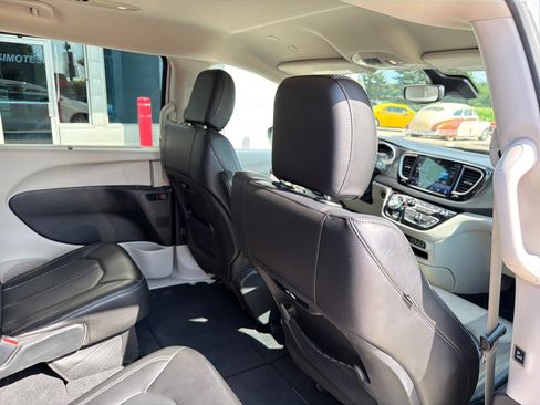 Used 2023 Chrysler Pacifica Touring-L FWD image 32