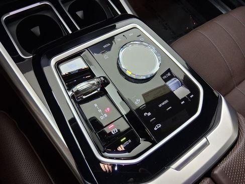 Certified 2023 BMW i7 xDrive60 AWD/4WD image 16
