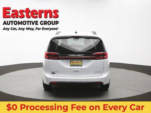 Used 2023 Chrysler Pacifica Limited FWD image 40