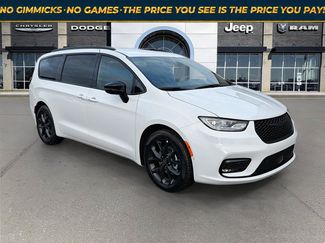 New 2026 Chrysler Pacifica Select w/ S Appearance Package FWD video 1
