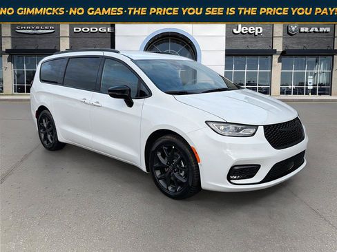 New 2026 Chrysler Pacifica Select w/ S Appearance Package FWD image 1