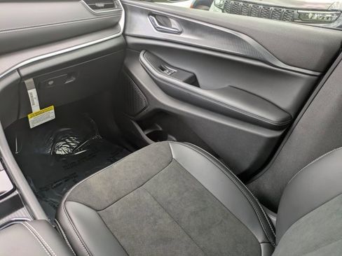 New 2025 Jeep Grand Cherokee Altitude image 15