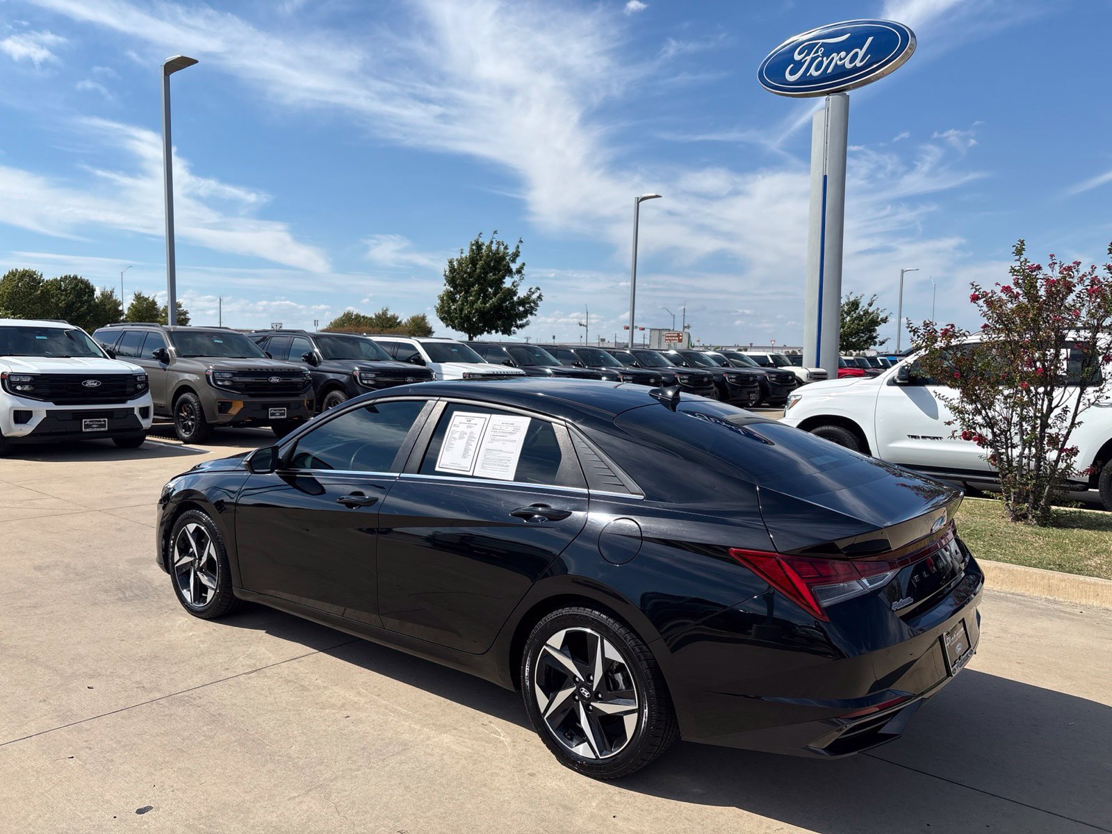 Used 2023 Hyundai Elantra Limited w/ Preferred Accessory Package FWD image 3