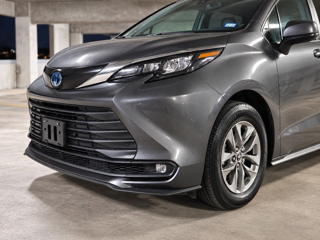 Used 2025 Toyota Sienna XLE FWD image 23