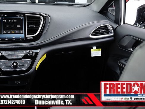 New 2026 Chrysler Pacifica Select image 37