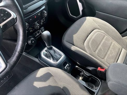 Used 2020 Jeep Renegade Latitude w/ Cold Weather Group AWD/4WD image 15