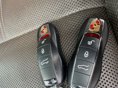 Used 2017 Porsche Cayenne Platinum Edition AWD/4WD image 22