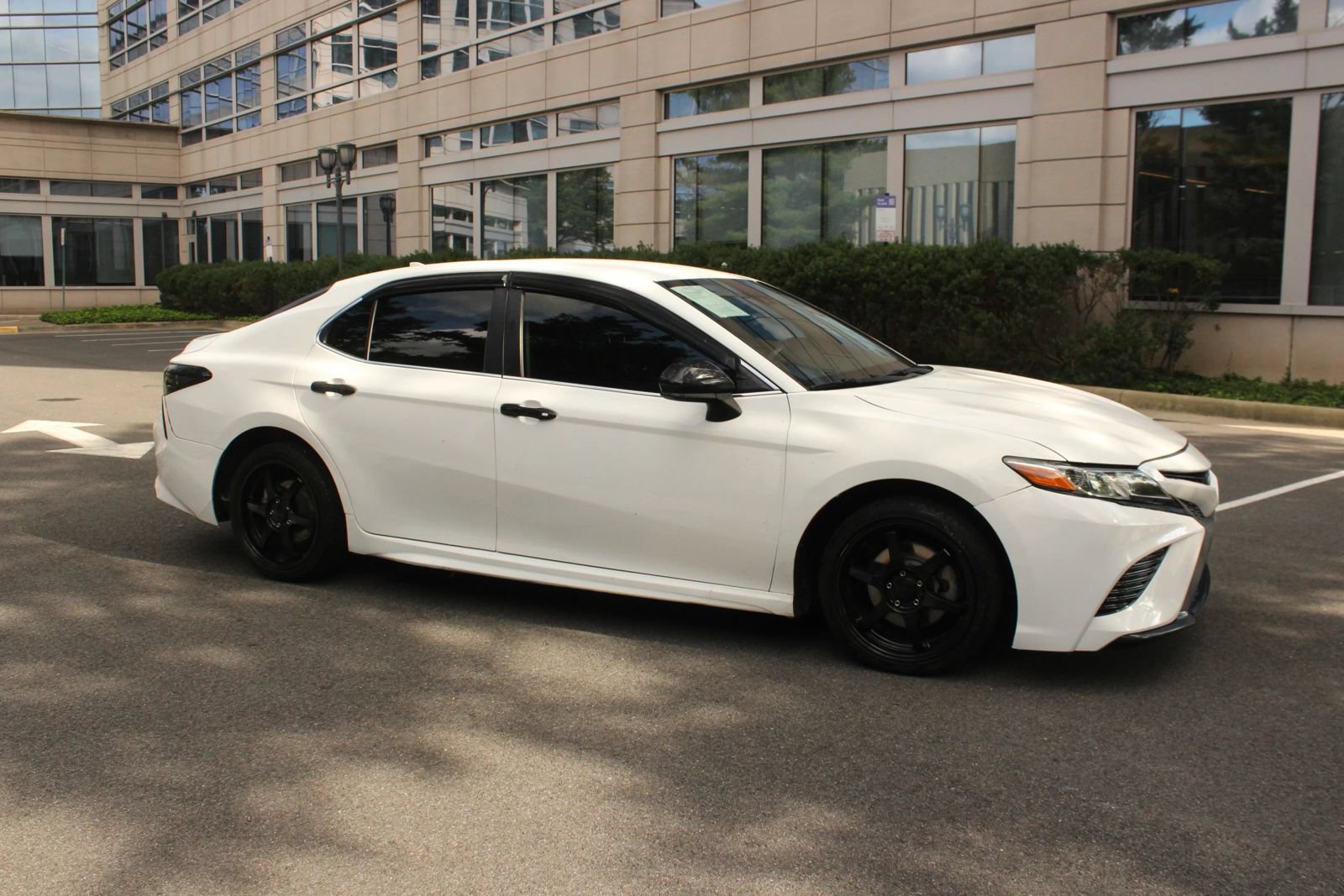 Used 2019 Toyota Camry SE FWD image 2