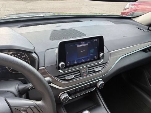 Used 2025 Nissan Altima 2.5 SV FWD image 14