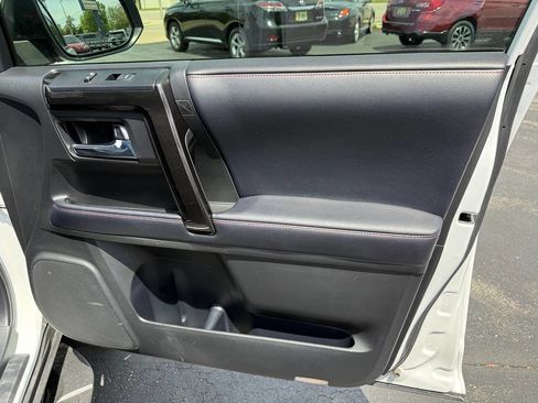 Used 2018 Toyota 4Runner TRD Off-Road Premium AWD/4WD image 78