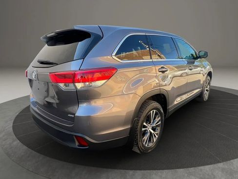 Used 2019 Toyota Highlander LE AWD/4WD image 5