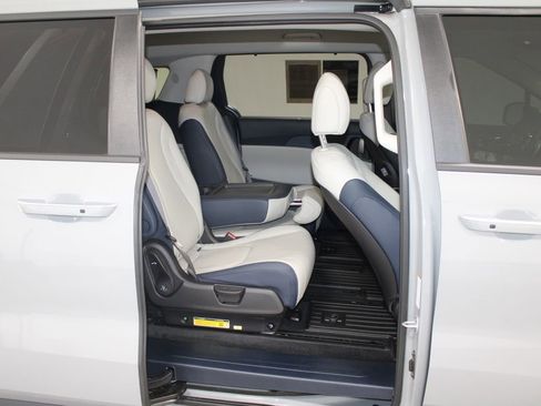 Used 2025 Kia Carnival EX image 33