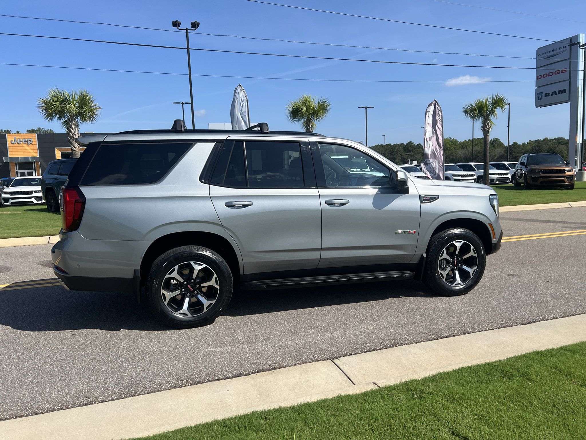 Used 2025 GMC Yukon AT4 w/ LPO, Get Active Package AWD/4WD image 3