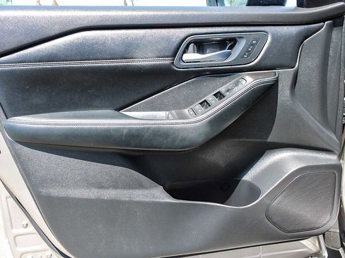 Used 2025 Nissan Rogue SL w/ SL Premium Package image 21