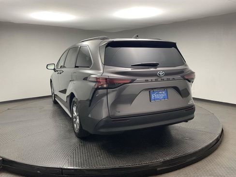 Used 2021 Toyota Sienna XLE FWD image 5