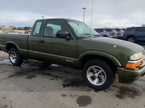 Used 2001 Chevrolet S10 Pickup LS w/ Preferred Equipment Group image 2