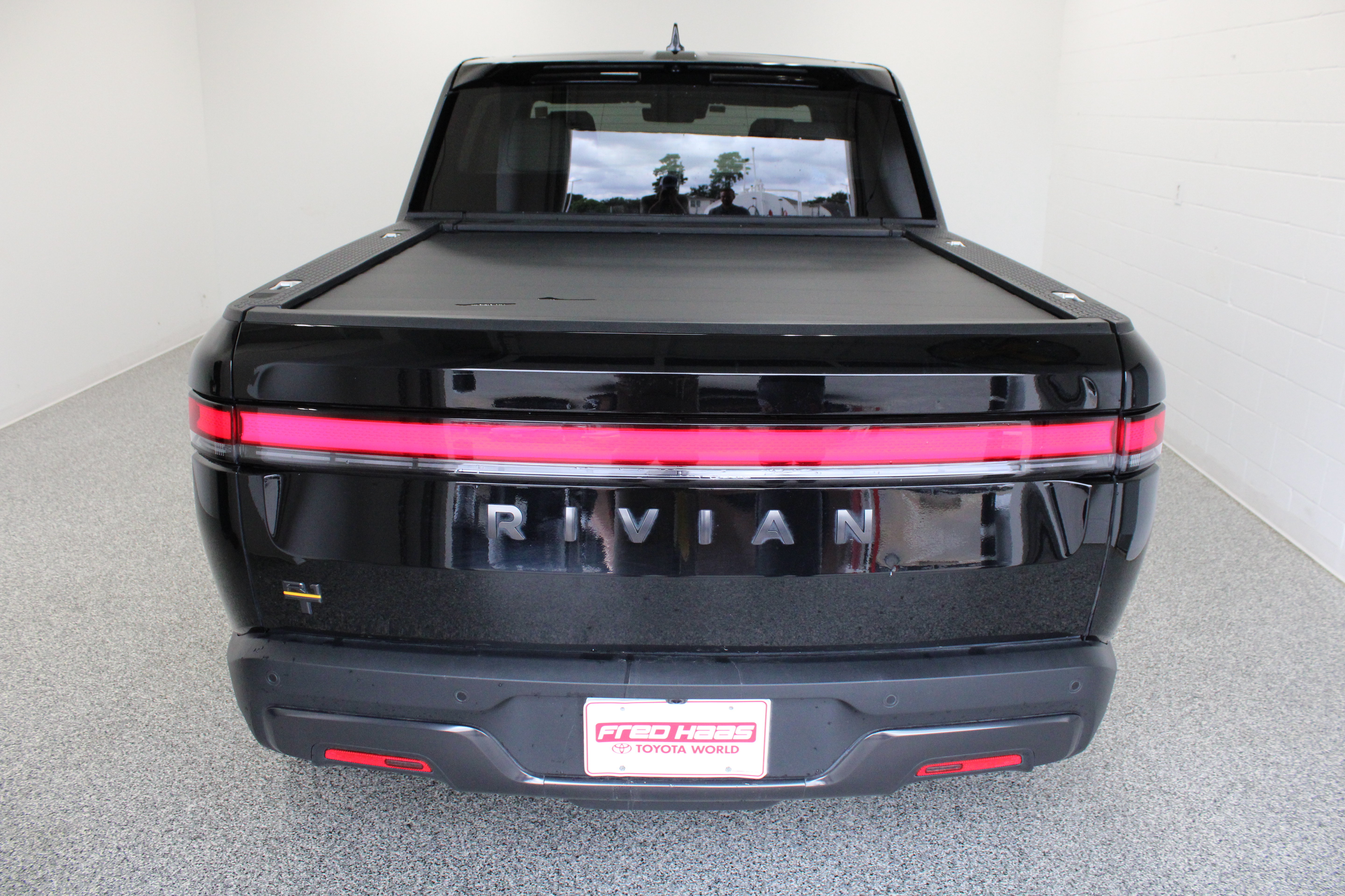 Used 2025 Rivian R1T Premium Tri AWD/4WD image 8