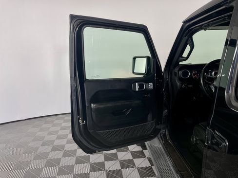 Used 2018 Jeep Wrangler Unlimited Sahara AWD/4WD image 11