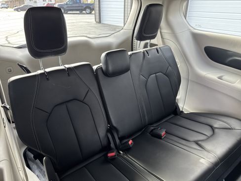 Used 2023 Chrysler Pacifica Touring-L image 13