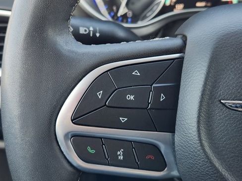 Used 2024 Chrysler Pacifica Touring-L image 27