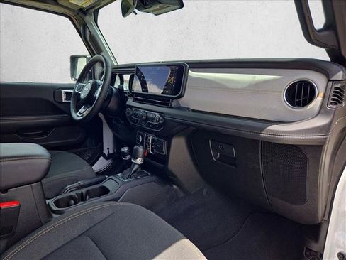 Used 2025 Jeep Wrangler Unlimited Sahara AWD/4WD image 21