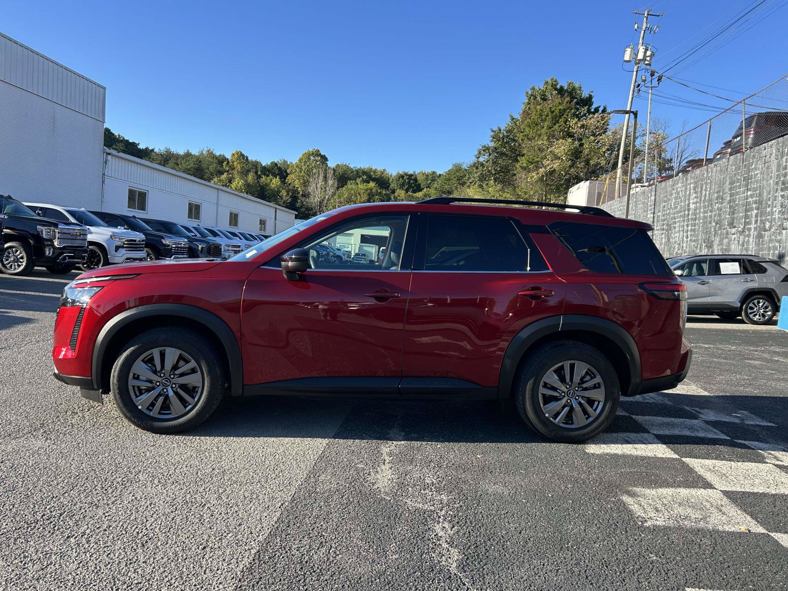 Used 2026 Nissan Pathfinder SV FWD image 4