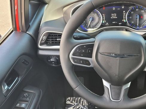 Used 2025 Chrysler Pacifica Select FWD image 8