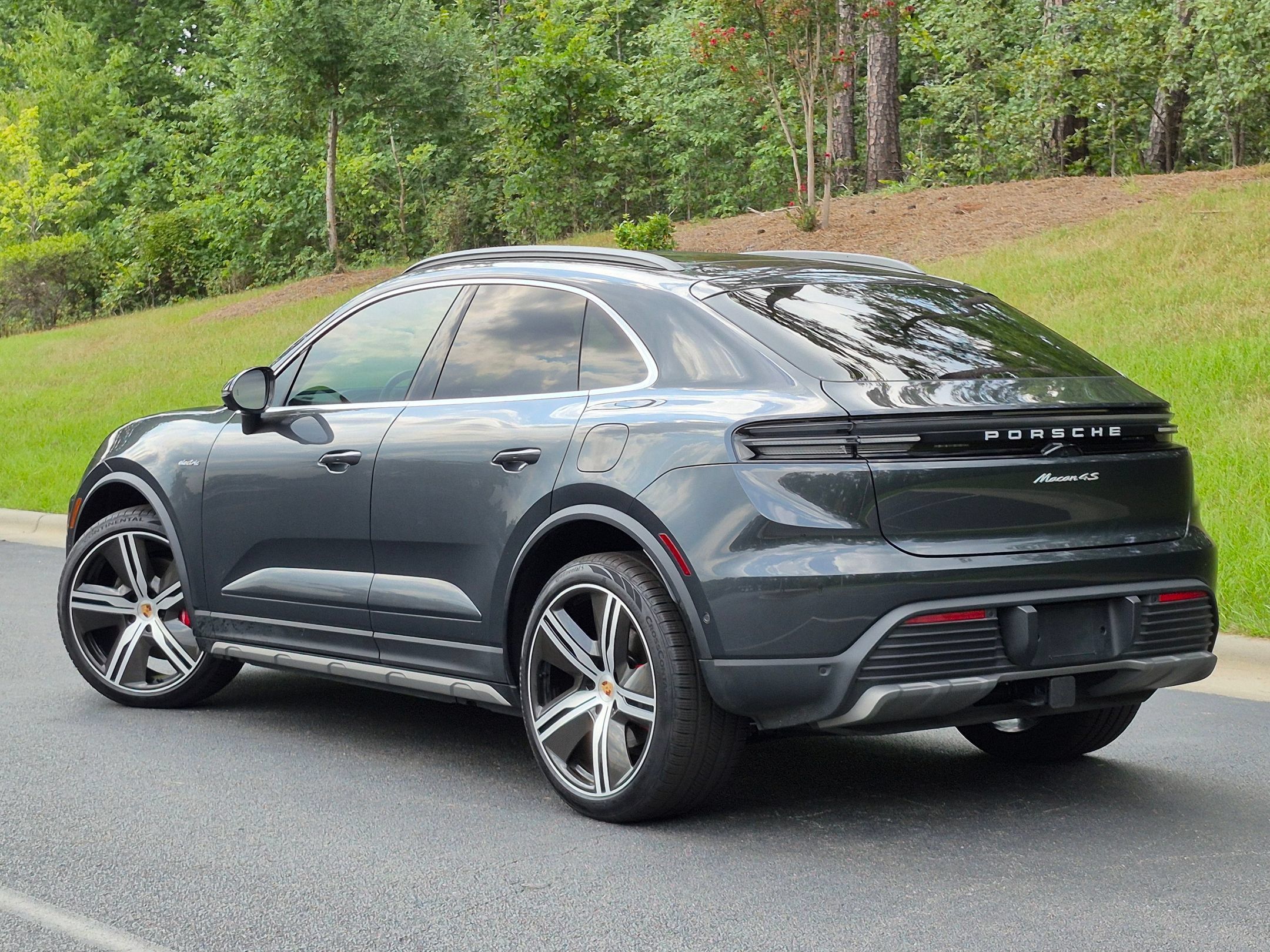 Certified 2025 Porsche Macan 4S Electric AWD/4WD image 3